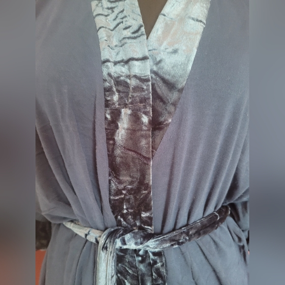 NWOT Soft Comfortable Robe, with crushed velvet trims. - Picture 4 of 8